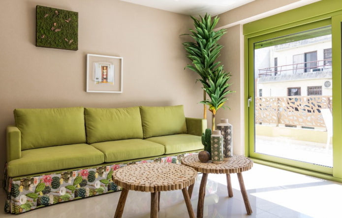 világos zöld kanapé a belső térben