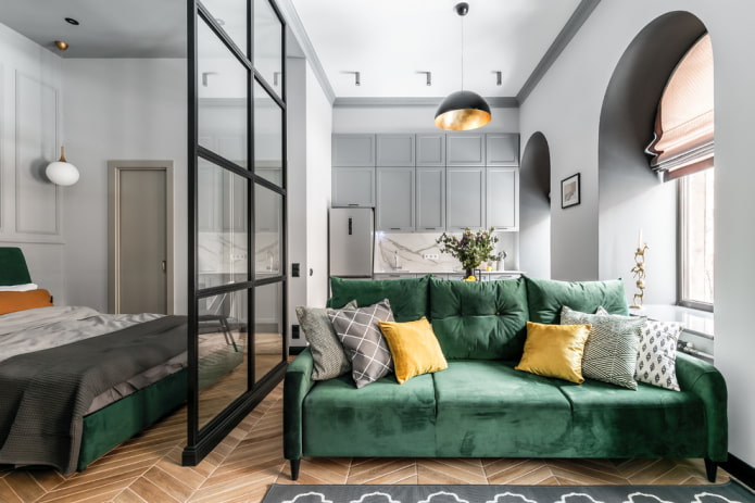 Sofa mit grüner Stoffpolsterung im Innenraum