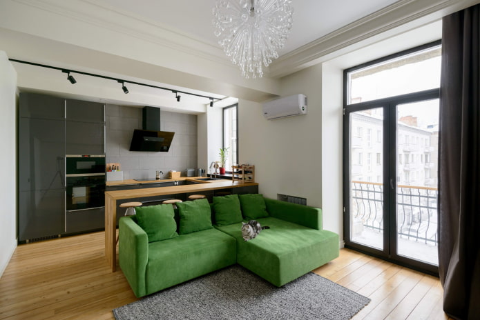 grünes Sofa im Inneren der Wohnküche