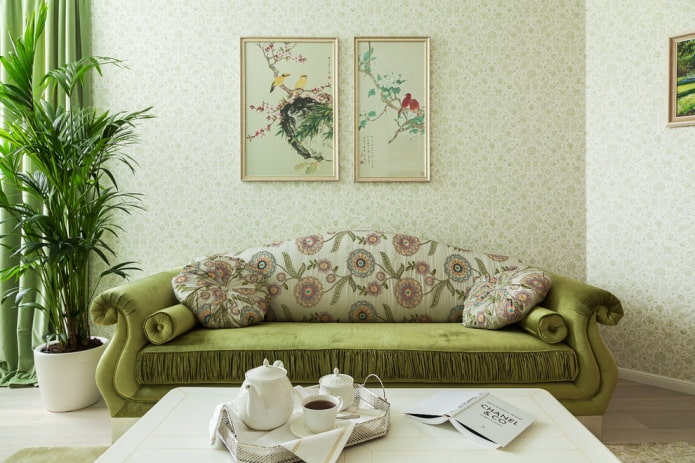 zöld színű kárpitozott kanapé a belső térben