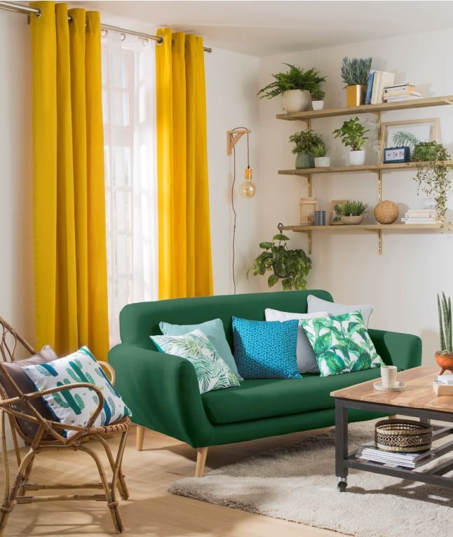 grünes Sofa kombiniert mit Vorhängen