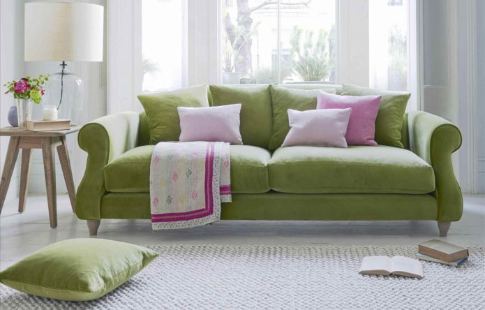 grünes Sofa kombiniert mit Kissen