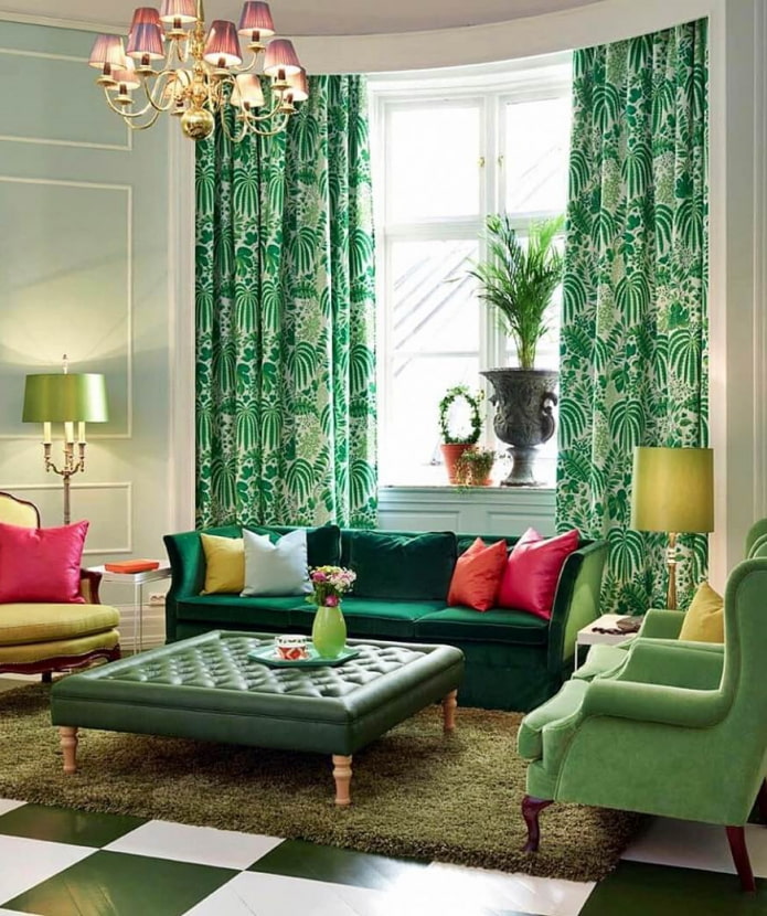 zöld kanapé függönyökkel kombinálva