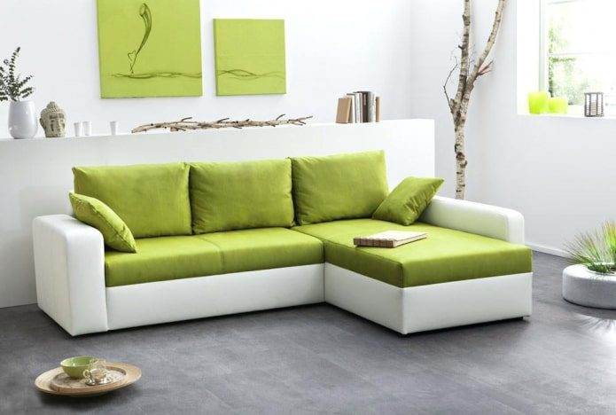 weiß-grünes Sofa im Innenraum