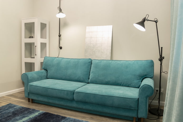 türkiz színű egyenes kanapé a belső térben