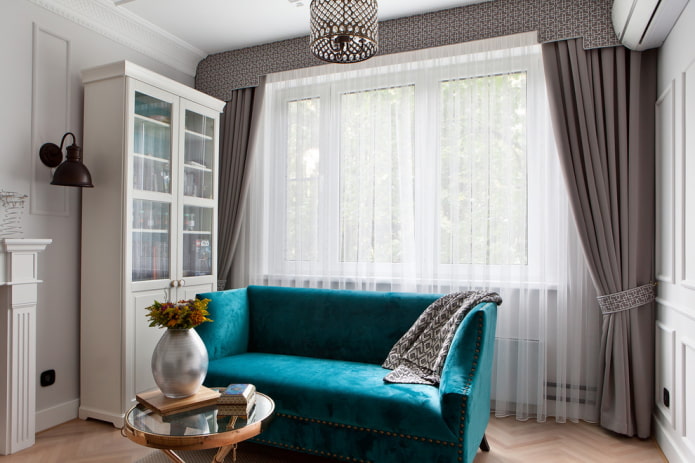 kleines türkisfarbenes Sofa im Innenraum