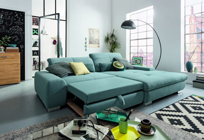türkiz színű összecsukható kanapé a belső térben