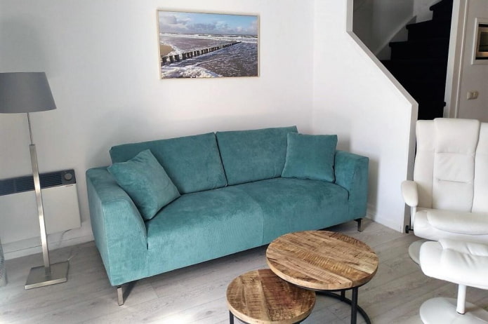 türkiz színű egyenes kanapé a belső térben