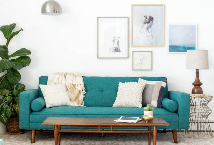 turquoise sofa na sinamahan ng mga unan