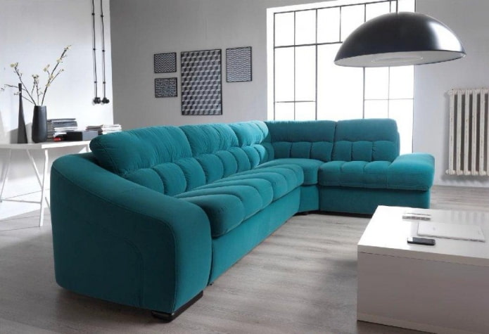türkisfarbenes Sofa im Wohnzimmerinnenraum