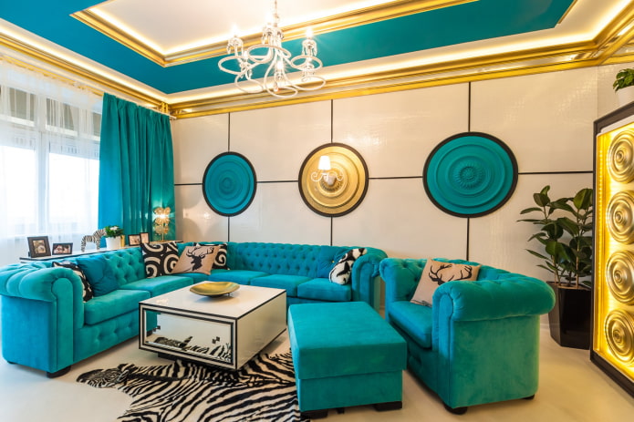 turquoise sofa na sinamahan ng mga kurtina