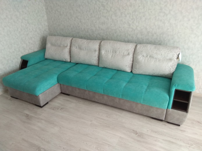 szürke-türkiz kanapé a belső térben