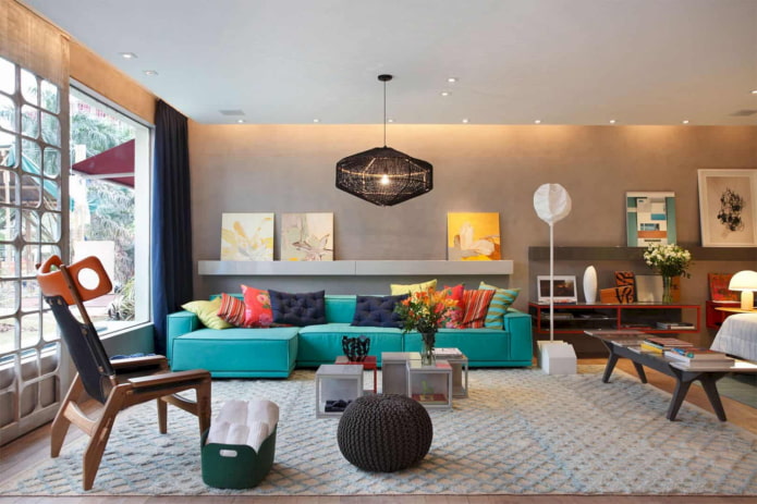 turquoise sofa na sinamahan ng wallpaper