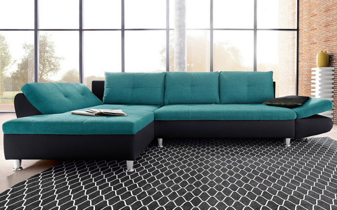 kanapé fekete és türkiz színű a belső térben