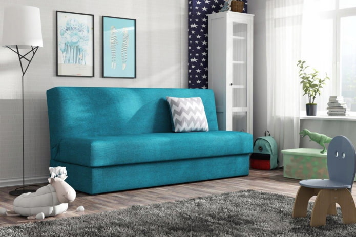 türkisfarbenes Sofa im Inneren des Kinderzimmers