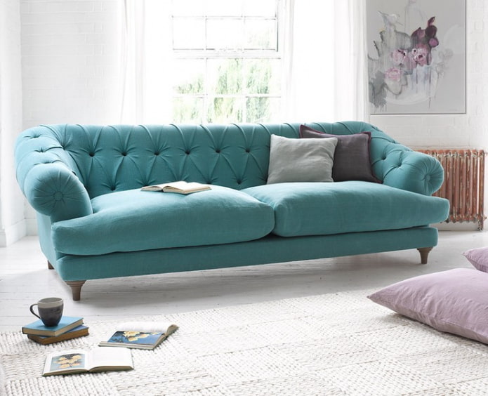 türkisfarbenes Sofa auf Beinen im Innenraum