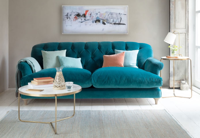 türkisfarbenes Sofa auf Beinen im Innenraum