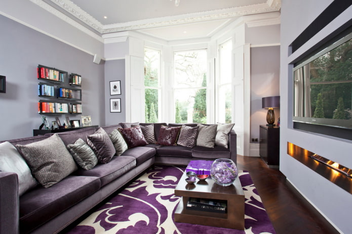 modernong sala na may lila na sofa