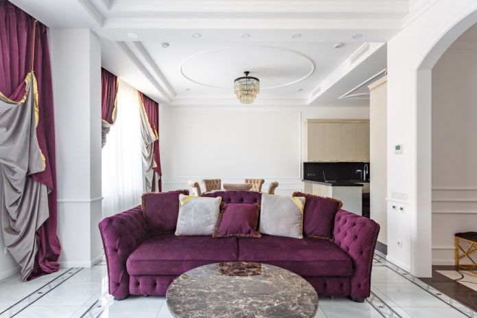 függönyök és kanapé lila színben