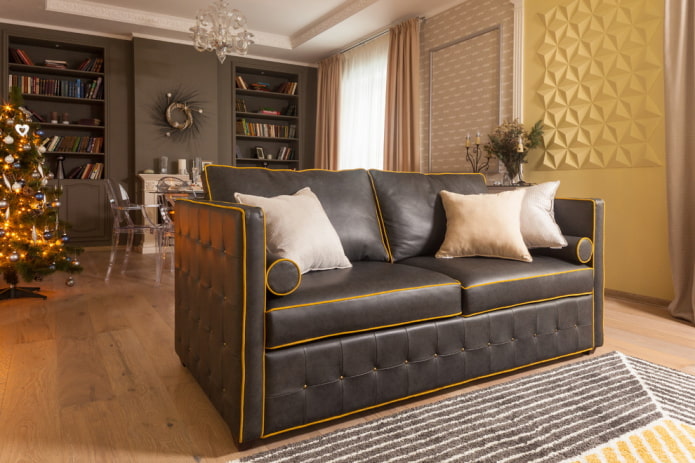 Schwarzes Sofa mit orangefarbenen Nähten