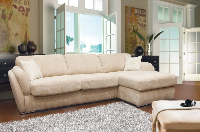 modelo ng sofa na may beige ottoman sa interior