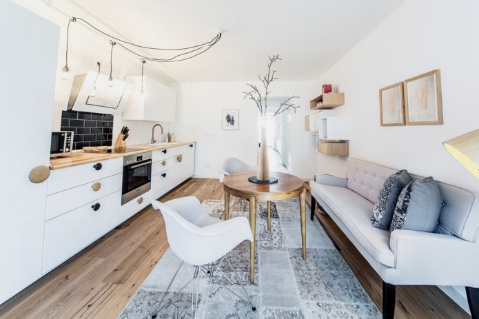 Sofa im Inneren der Küche im skandinavischen Stil