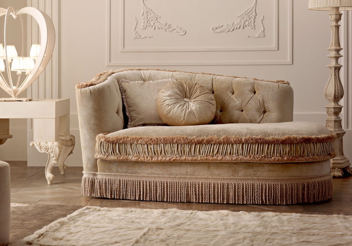 ottoman sa interior sa isang klasikong istilo
