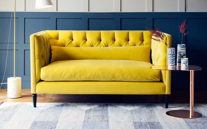 sárga kanapé a belső térben