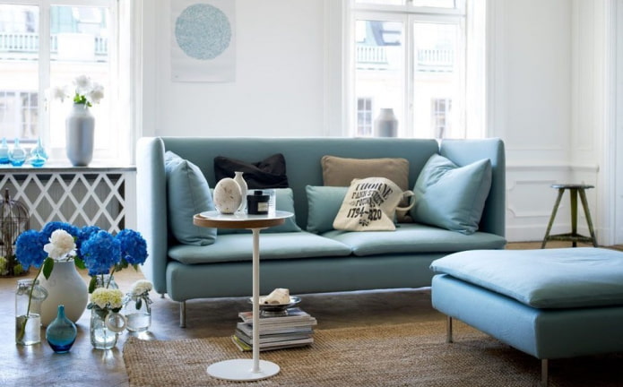 blaues Sofa im Innenraum