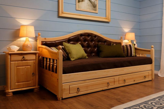 Sofa mit Holzarmlehnen im Innenraum