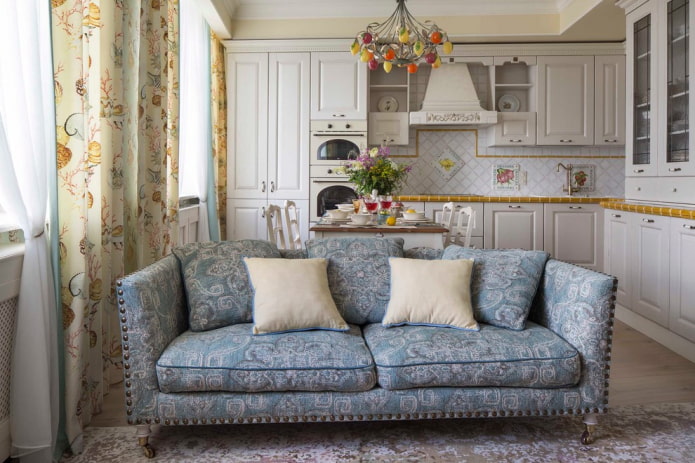 kanapé a belső térben Provence stílusban