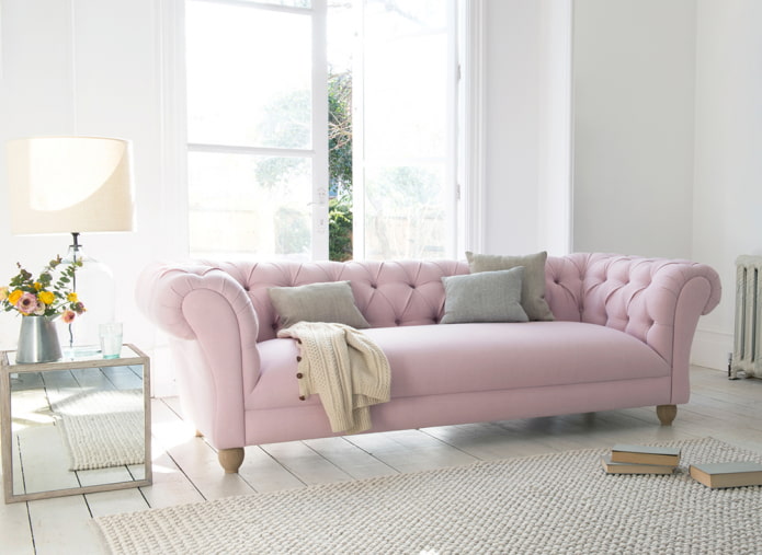rózsaszín kanapé a belső térben