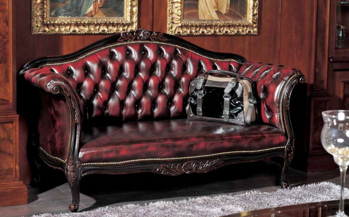 kanapé a belső térben, barokk stílusban