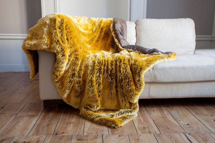 sárga burkolat a kanapén a belső térben