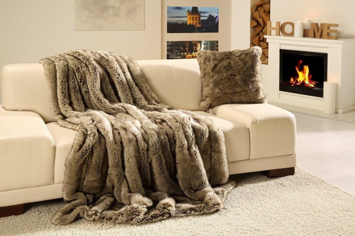 sofa cape sa anyo ng isang balat sa interior
