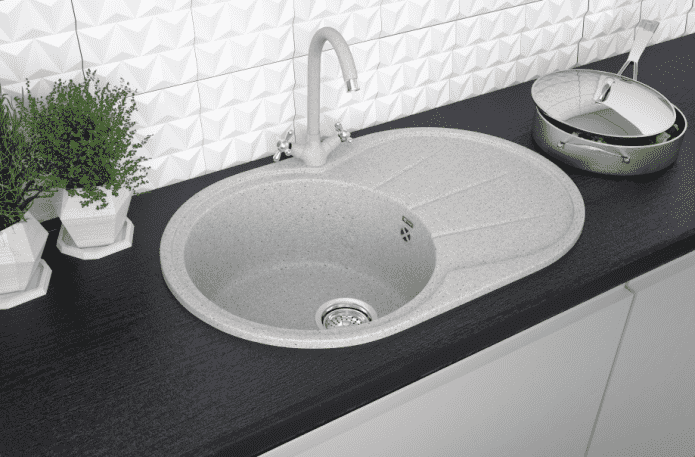 ovales Waschbecken aus Kunststein