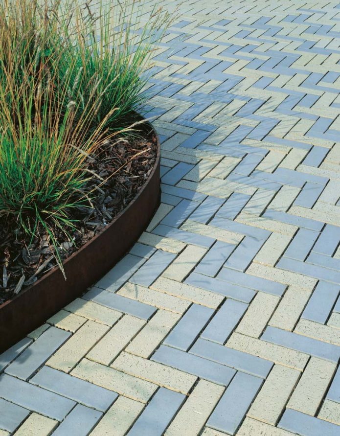 Layout of rectangular pavement tiles