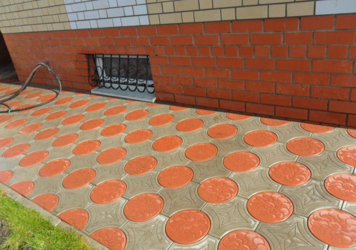 circle sidewalk tile