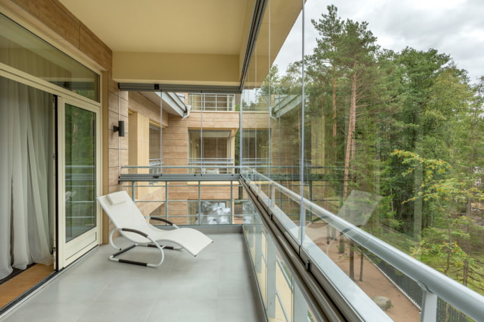 Balcony with quartz vinyl tiles