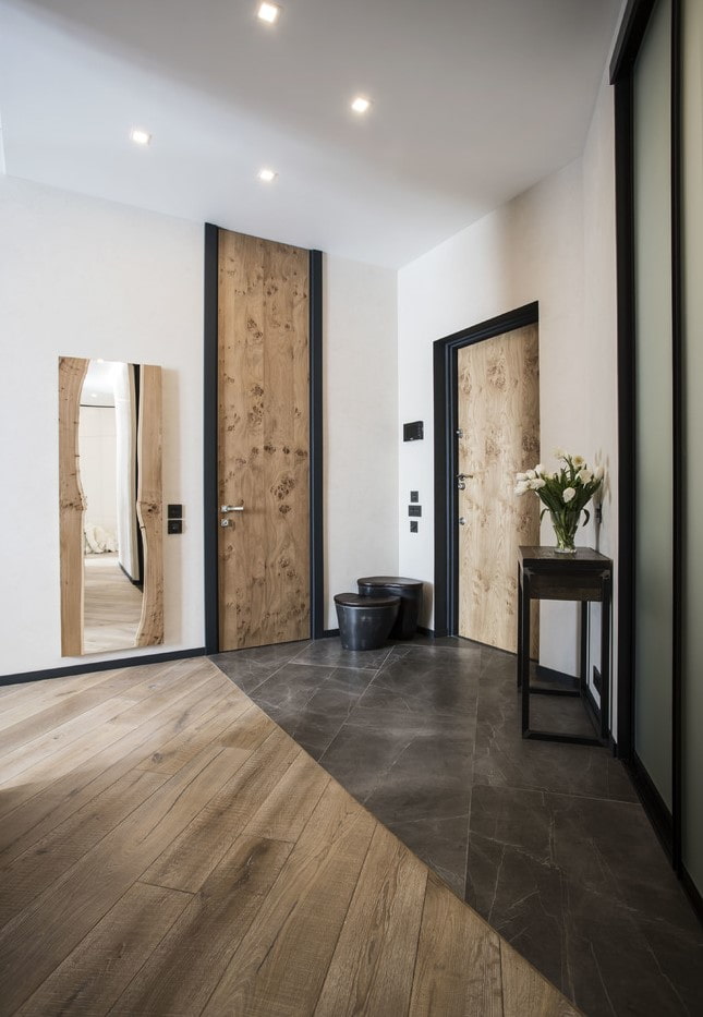 combination of laminate and tiles in the interior of the hallway