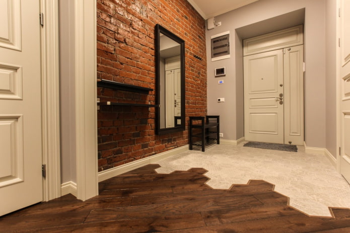 combination of laminate and tiles in the interior of the hallway
