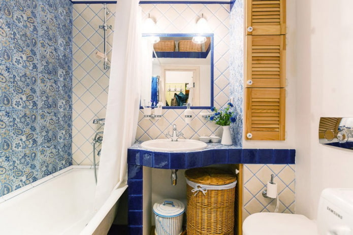 Fliesen im Inneren des Badezimmers im Stil der Provence