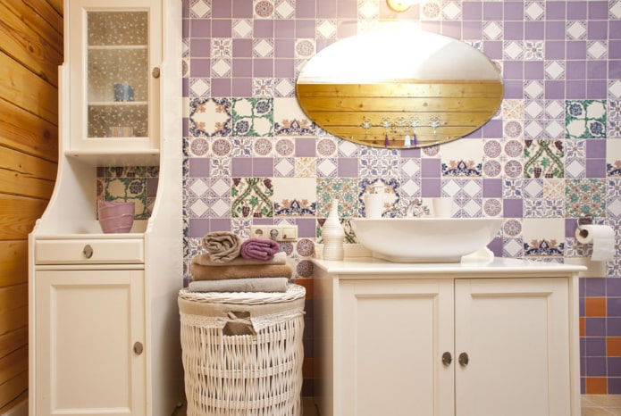 csempe a fürdőszoba belsejében Provence stílusában