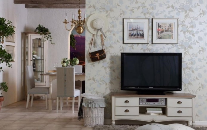 TV-Ständer im provenzalischen Stil eingerichtet