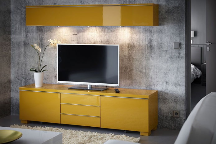 sárga tv állvány a belső térben