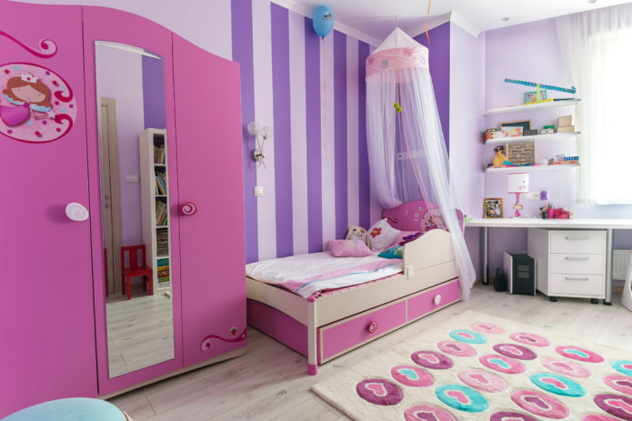 rosa Kleiderschrank im Inneren des Kinderzimmers