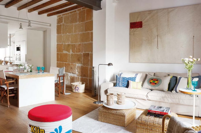 interior ng isang studio apartment na istilo ng Mediteraneo