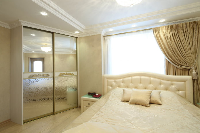 Schiebegarderobe mit verspiegelter Fassade im Inneren des Schlafzimmers