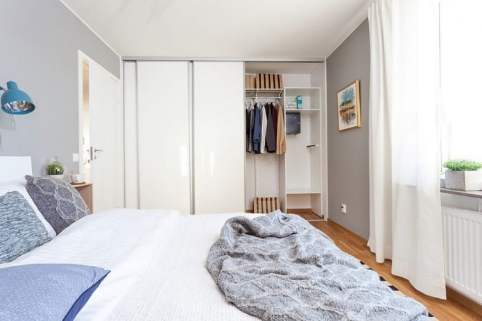 Kleiderschrank im Inneren des Schlafzimmers im skandinavischen Stil