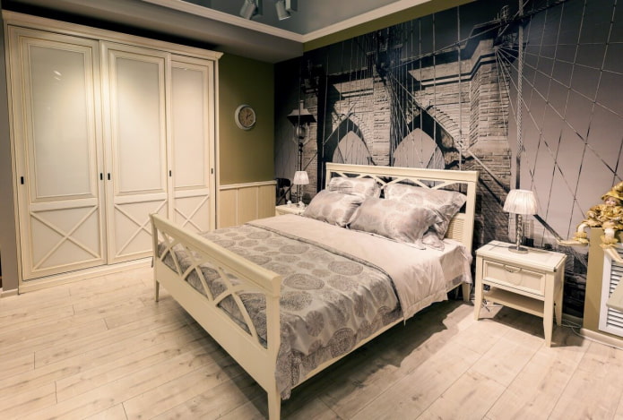 Kleiderschrank im Inneren des Schlafzimmers im Stil der Provence